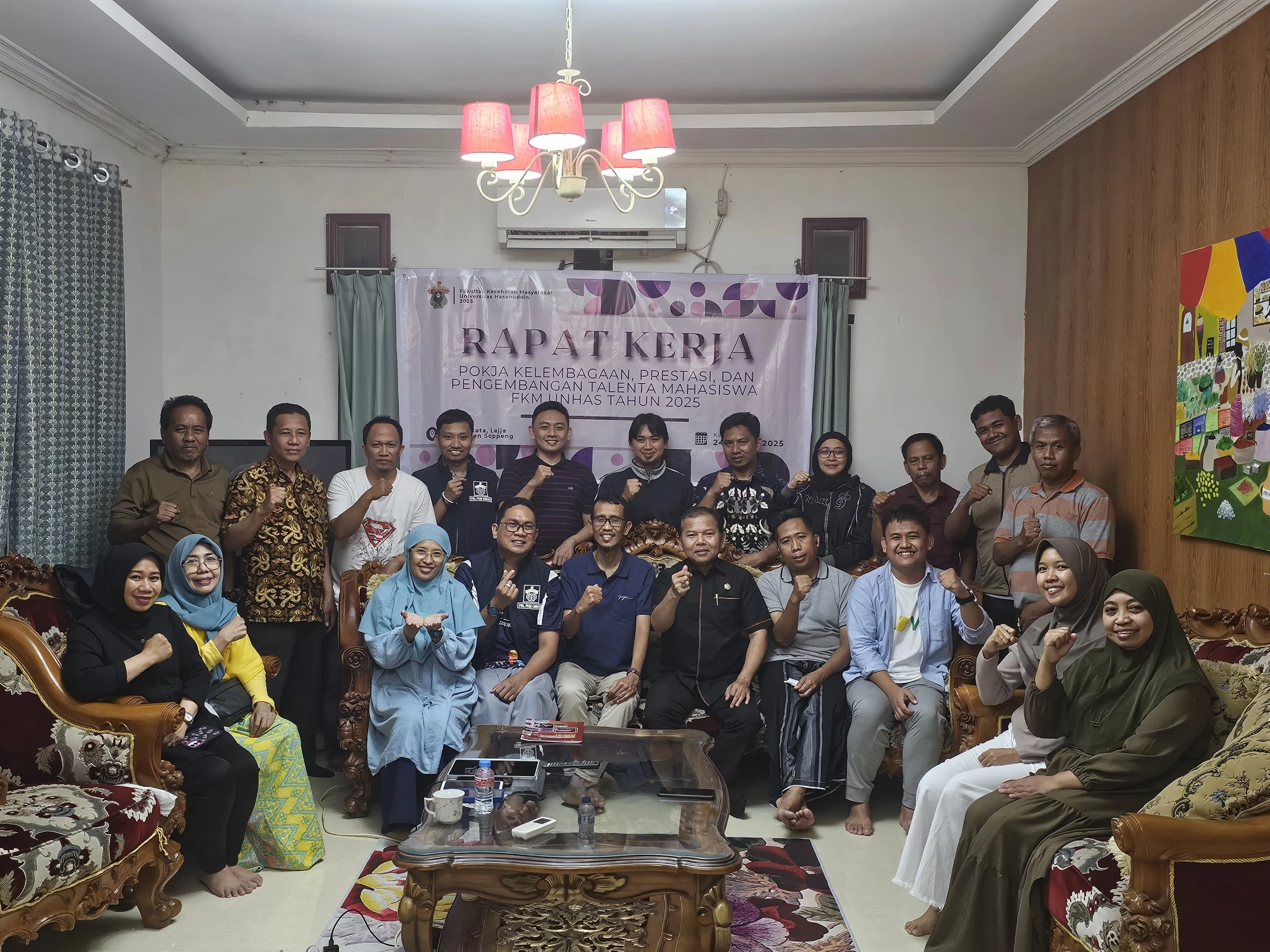 Sesi foto bersama menandai berakhirnya Rapat Kerja Pokja Kemahasiswaan FKM Unhas Tahun 2025 di Lejja, Soppeng. Acara yang berlangsung kondusif ini menjadi tonggak penting dalam upaya peningkatan prestasi dan pengembangan talenta mahasiswa FKM Unhas. Kredit:FKM Unhas.